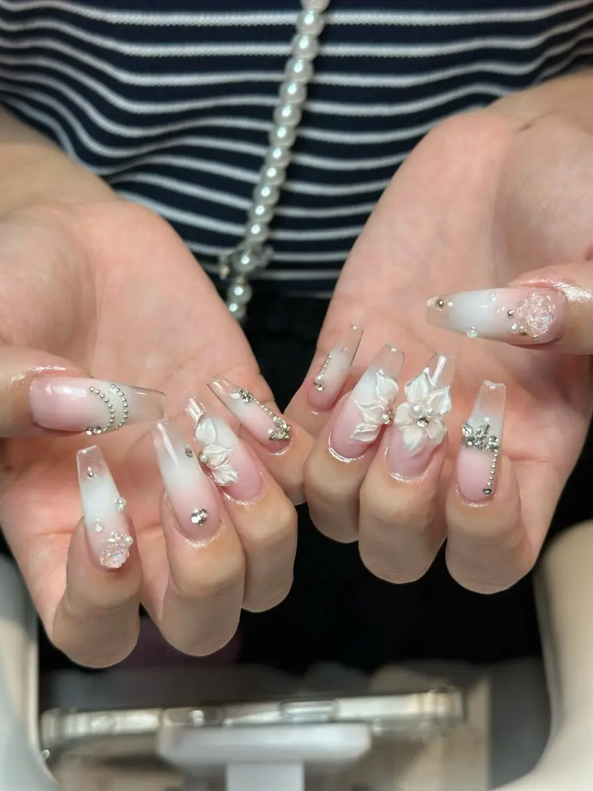 ネイル チークネイル ドット フレンチネイル グラデーション ハート ハンドネイル Julli NailStudioのネイルデザイン