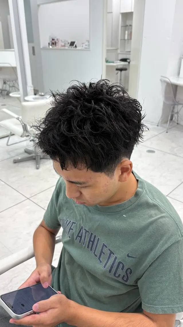 ショート カラー パーマ ヘアアレンジ メンズ メンズパーマ 刈り上げ 水谷 璃温のヘアスタイル