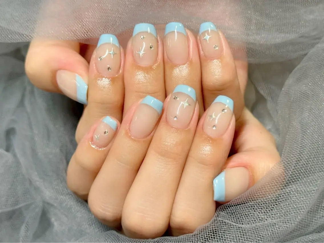 ネイル フレンチネイル キラキラネイル 水色 ハンドネイル Nail Salon KURELLYのネイルデザイン