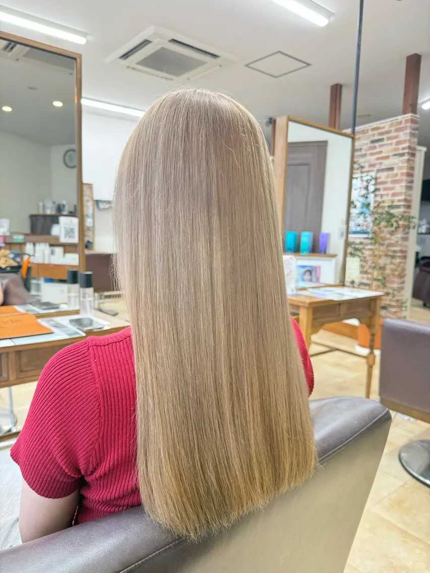 ロング カラー ベージュカラー ブリーチ ハイトーンカラー ミルクティーベージュ ヘアカラー 上村華女 髪質改善カラーのヘアスタイル