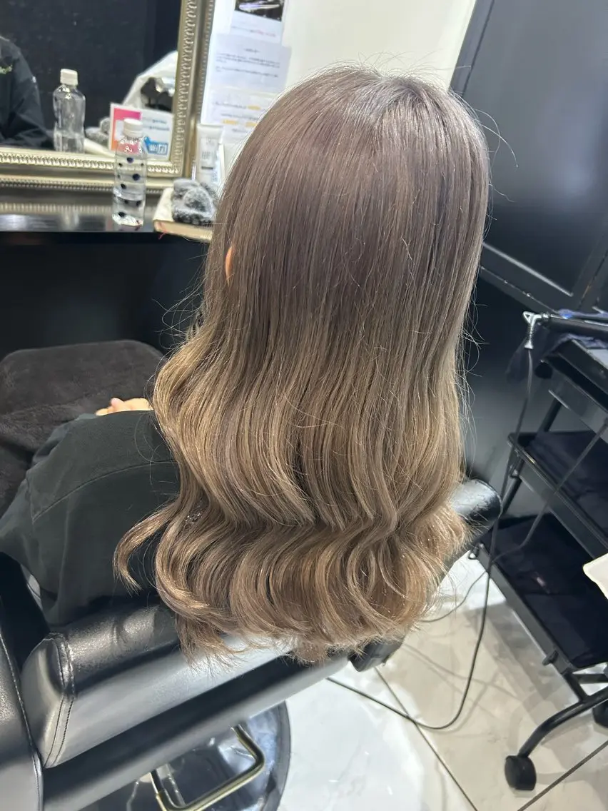 ロング カラー ブリーチ 透明感カラー グレージュ ミルクティーグレージュ ヘアカラー 長田 麻友子のヘアスタイル