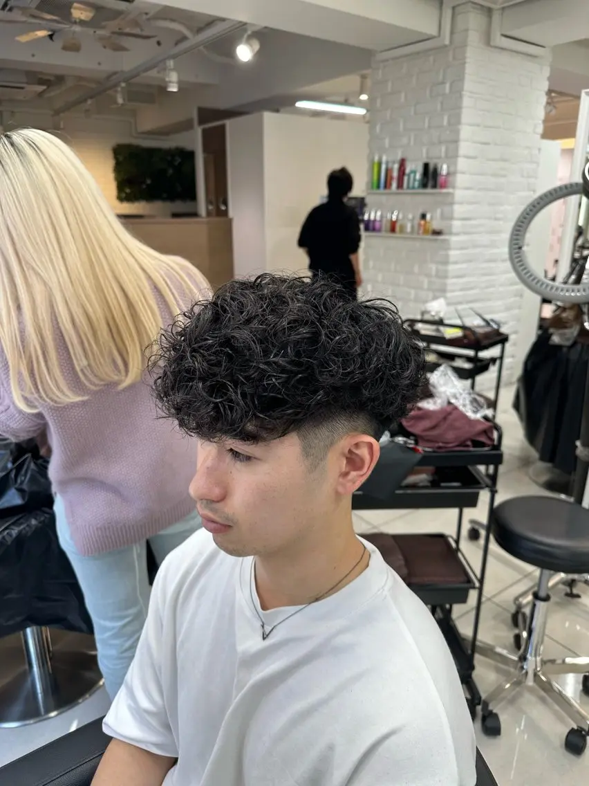 ショート パーマ メンズ スペインカール くせ毛 カット パーマ トリートメント フェザーパーマ職人 🪶ryosukeのヘアスタイル