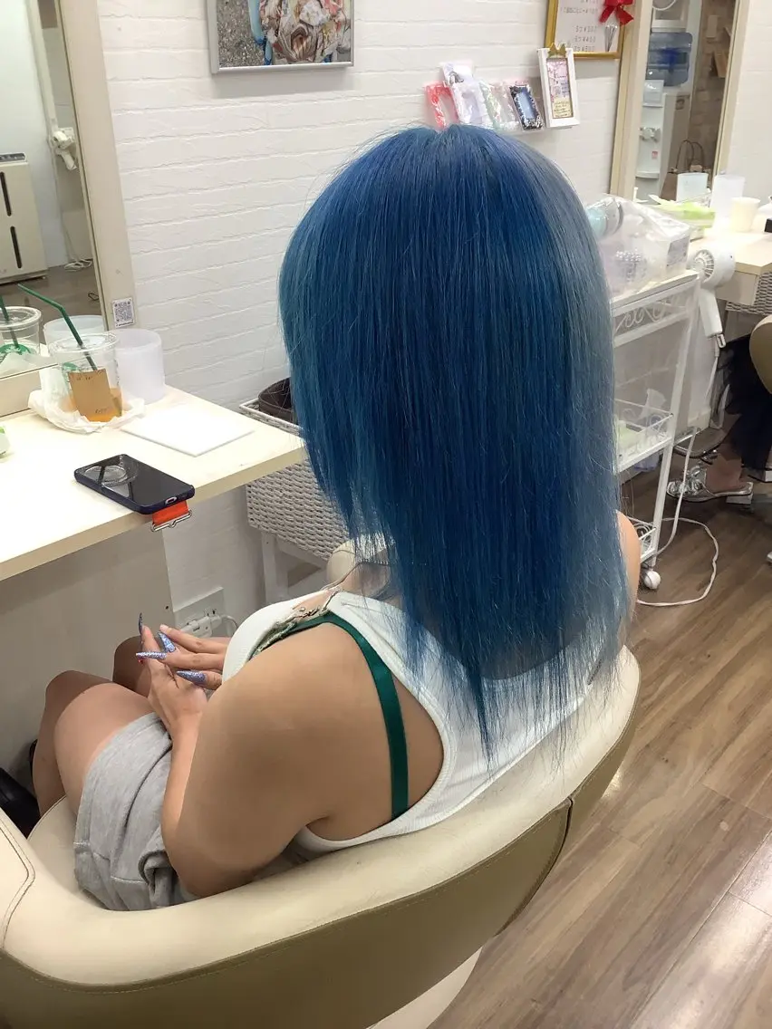 セミロング カラー アッシュ ブルーカラー ヘアカラー トリートメント GLOSS 心斎橋 山上のヘアスタイル