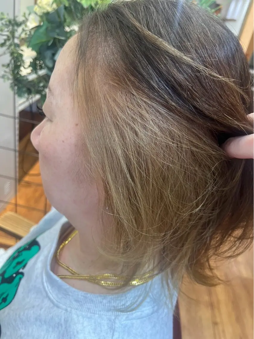 ミディアム 腰越 麻奈のヘアスタイル
