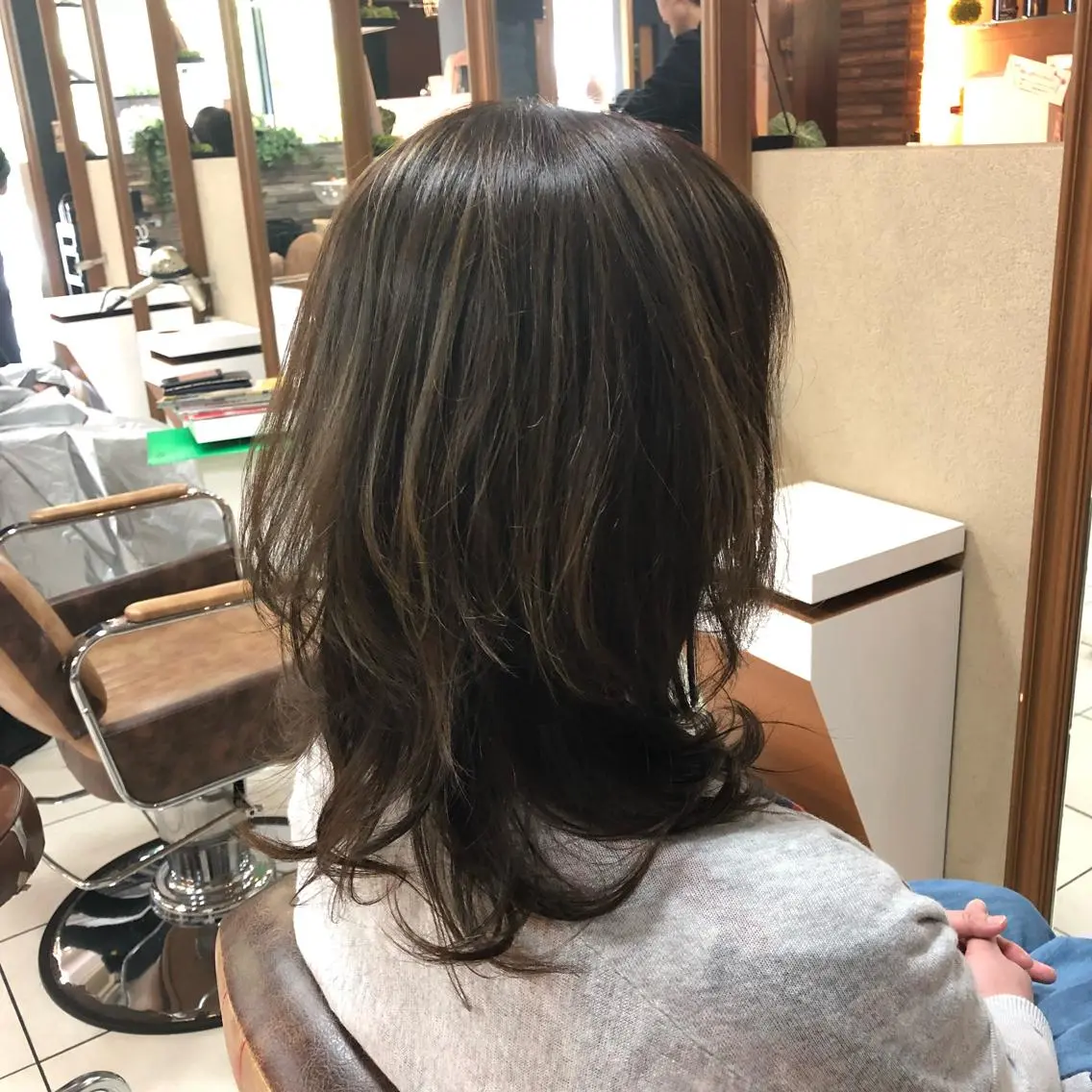 ミディアム カラー アッシュ ベージュカラー ハイライトカラー ハイライト 三尾 麻美のマツエク・マツパデザイン