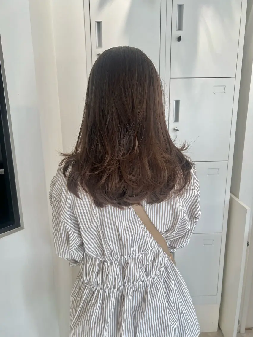セミロング カット 黒阪 なみのヘアスタイル