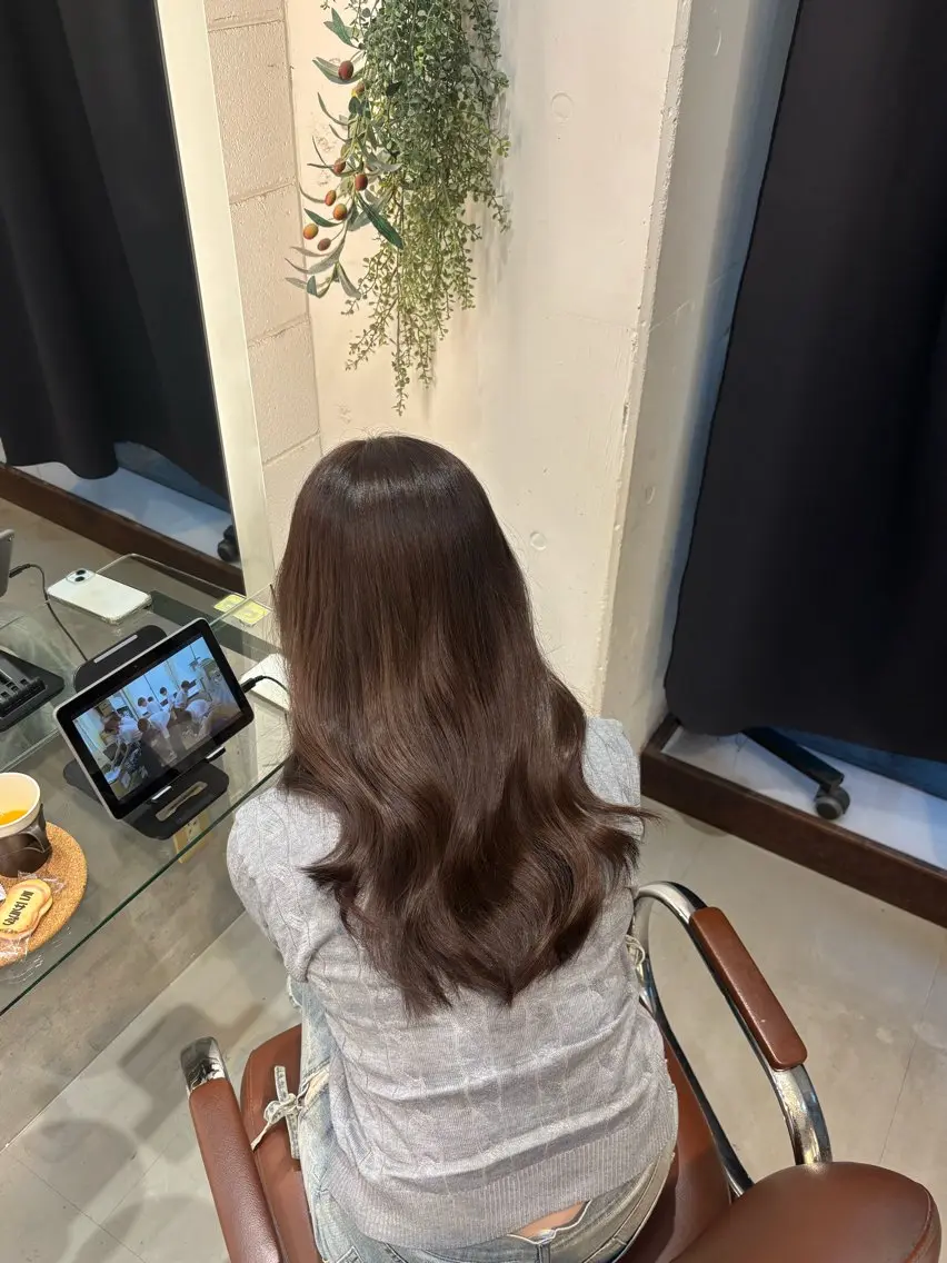 セミロング カラー グレージュ chic 米満 柚月のヘアスタイル