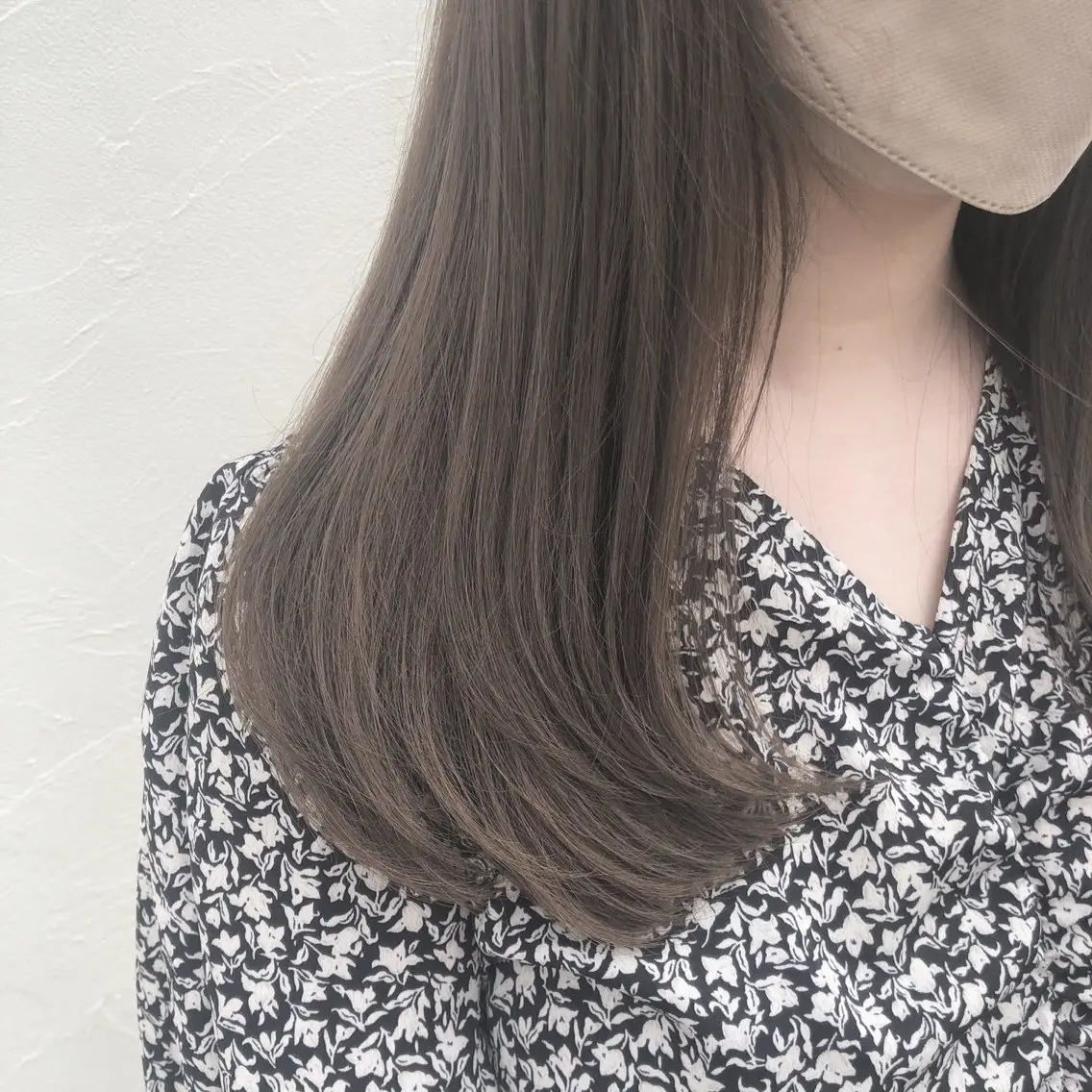 セミロング カラー パーマ ヘアアレンジ グレージュ 顔まわりレイヤー 顔周りカット レイヤーカット ローレイヤー カット ヘアカラー トリートメント ヘッドスパ 【ツヤ髪美容師】 ツダケイスケのヘアスタイル
