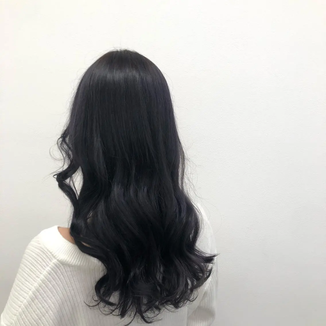 ロング 寒色/ベージュヘア ブリーチありMiOのヘアスタイル