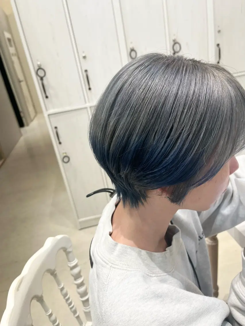 ショート カラー ブリーチ ブルーカラー シルバー カット ヘアカラー トリートメント 後藤 由希のヘアスタイル