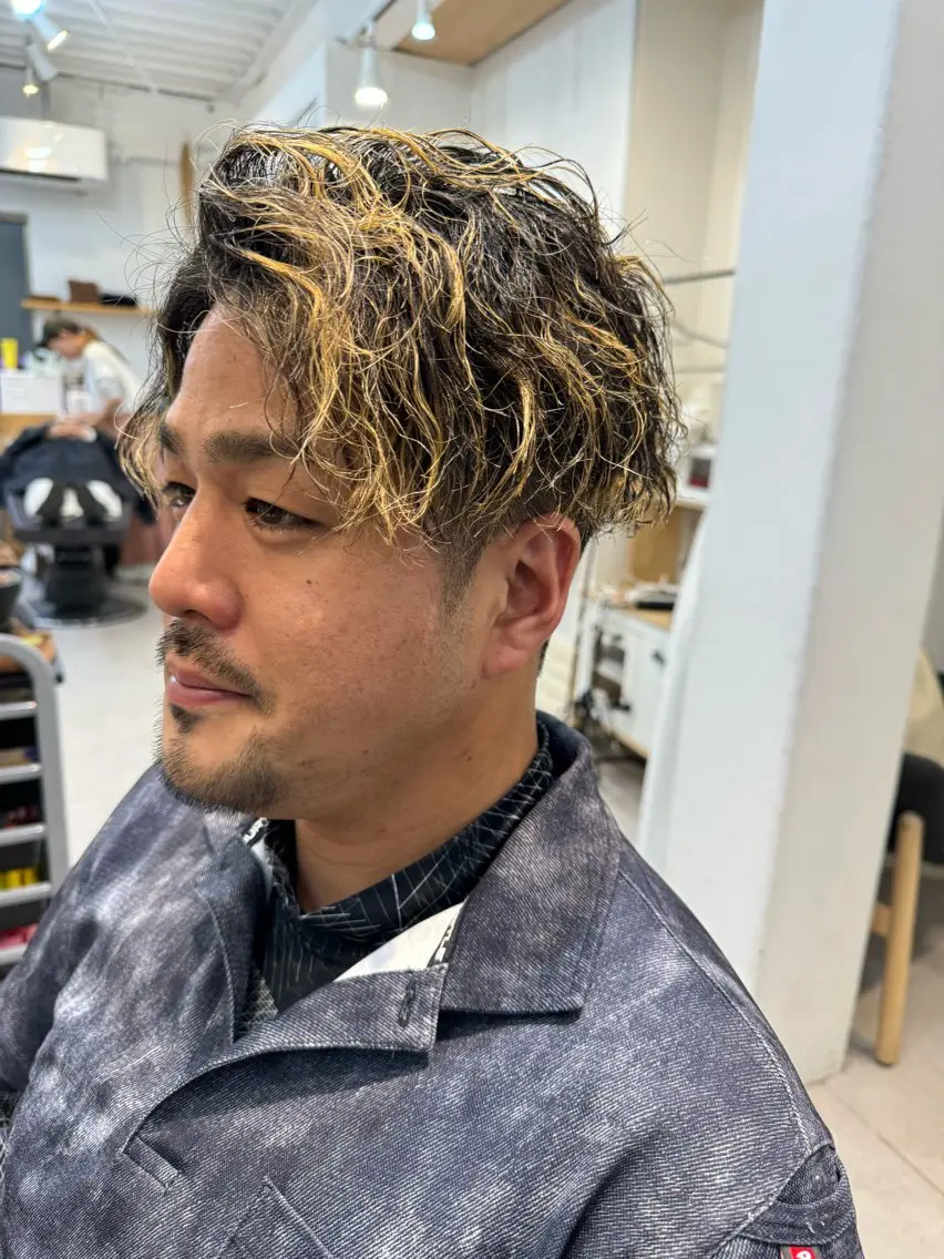 ミディアム パーマ メンズ ミディアムパーマ メンズハイライト メンズメッシュ メンズパーマ ハイライト カット パーマ トリートメント 似合う髪型見つけます AYAKAのヘアスタイル