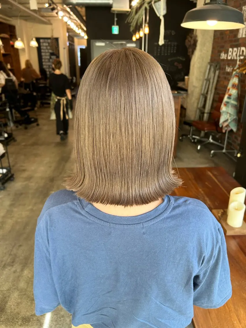 ショート カラー ベージュカラー 黒髪 ハイトーンカラー ミルクティーベージュ ボブ カット ヘアカラー the BRIDGE 加藤みのりのヘアスタイル