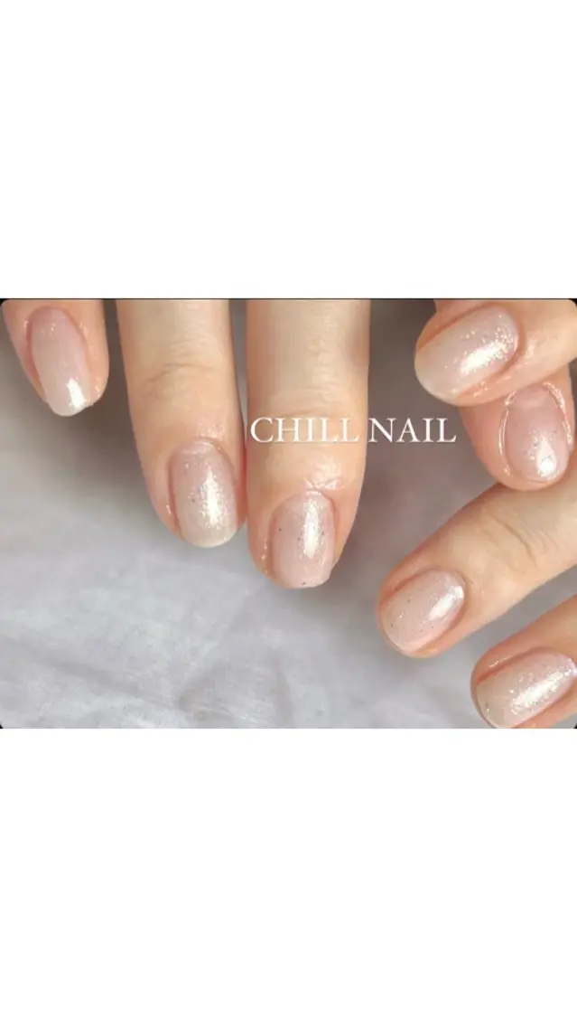 ネイル オーロラネイル ゴールド ラメ(グリッター) ホワイト 冬ネイル CHILL NAILのネイルデザイン
