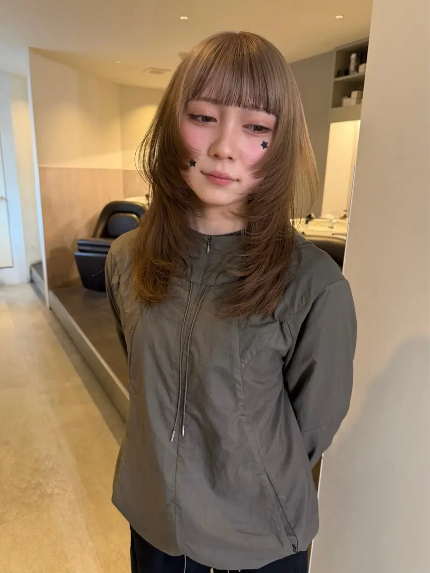 ミディアム カラー ベージュカラー ブリーチ ブロンド ケアブリーチ デザインカラー カット ヘアカラー トリートメント MIU/ルーツカラー 顔まわりレイヤーのヘアスタイル