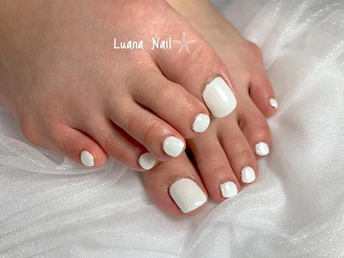 ネイル ミラーネイル ホワイト フットネイル BeauJu by Luana Nailのネイルデザイン