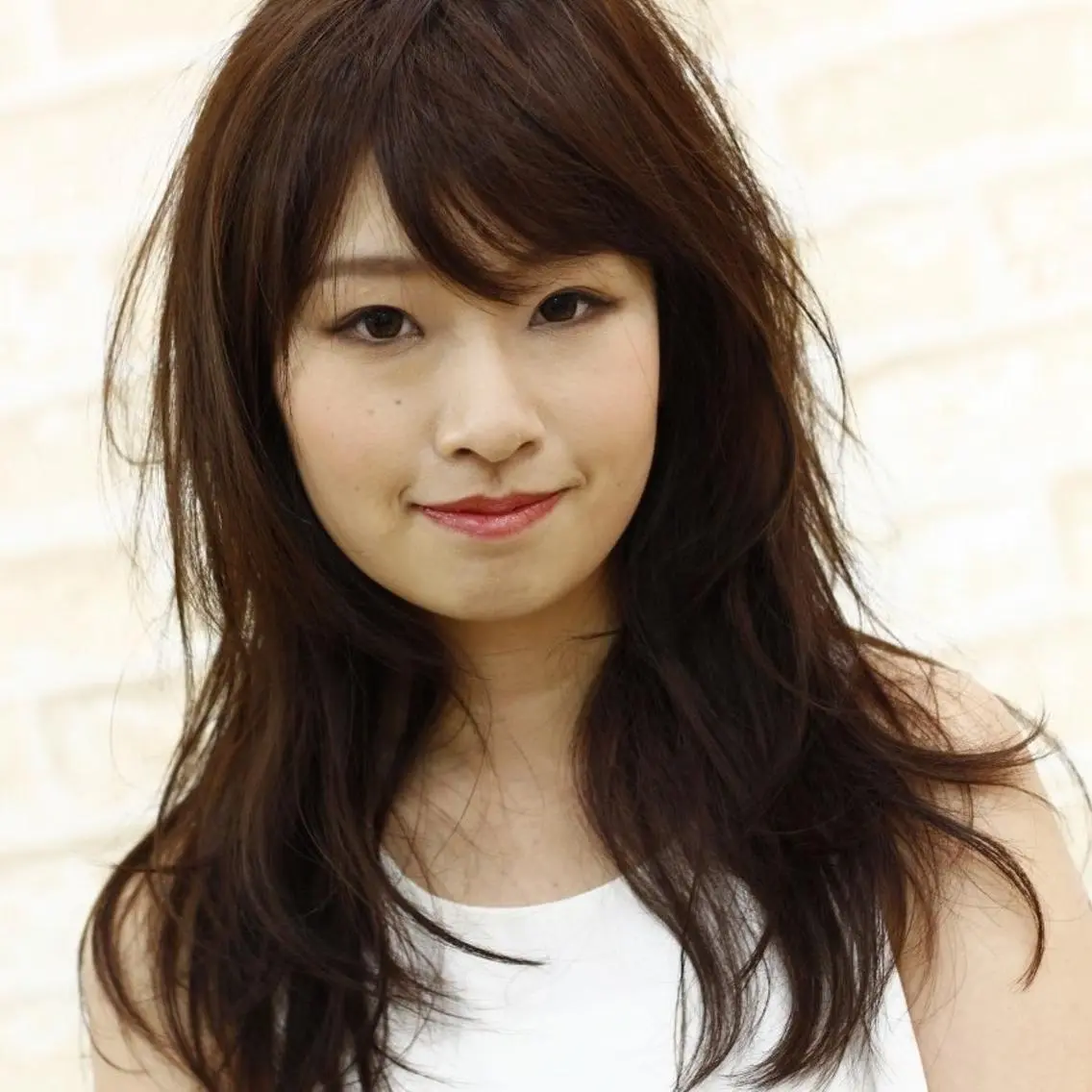 セミロング カラー 岩出 俊のヘアスタイル