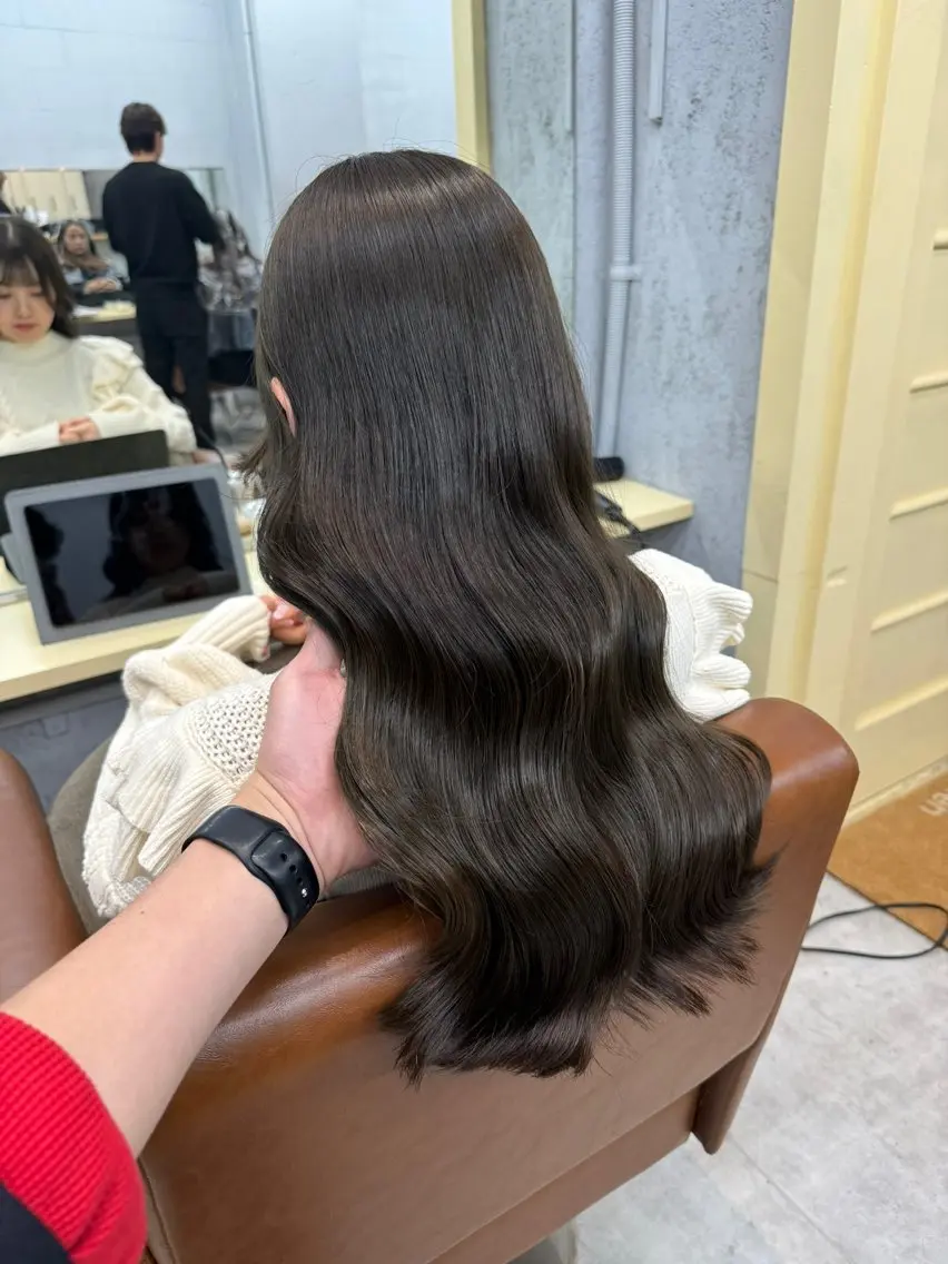 ロング カラー グレージュ オリーブグレージュ オリーブグレー wehlen_ keisukeのヘアスタイル