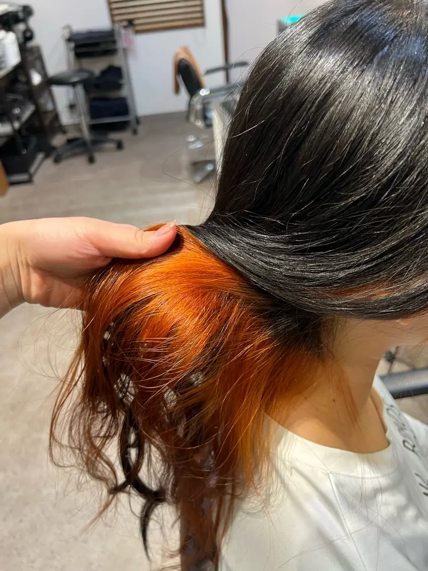 ロング カラー ブリーチ インナーカラー オレンジ 明 (めい)のヘアスタイル