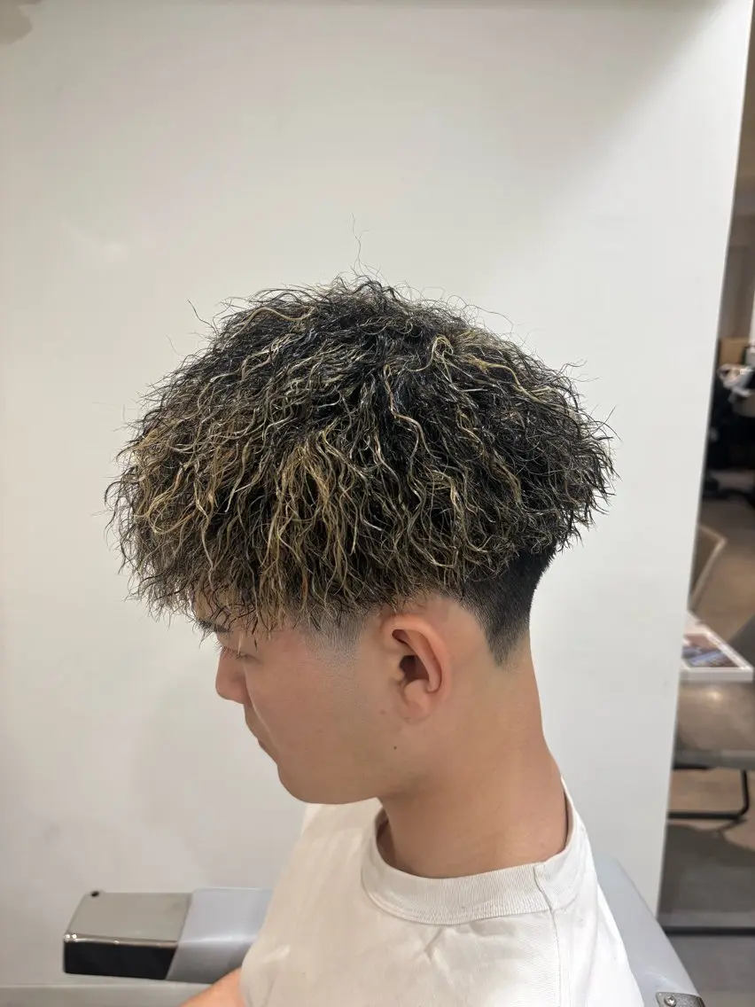 ショート パーマ メンズ メンズメッシュ メンズパーマ メンズツイストパーマ ツイストパーマ カット ヘアカラー パーマ 深澤 知樹のヘアスタイル