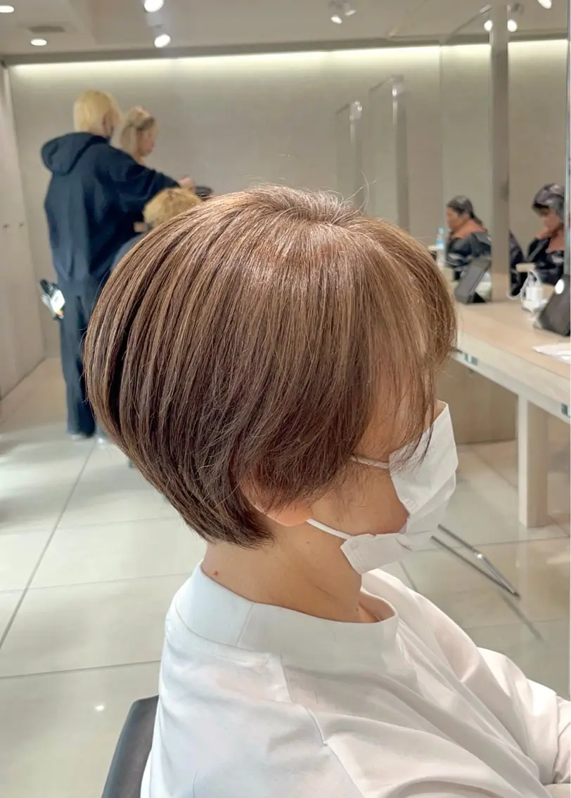 ショート カラー ベージュカラー 透明感カラー ハイライトカラー シルバー シルバーベージュ カット ヘアカラー 巖本 真希のヘアスタイル