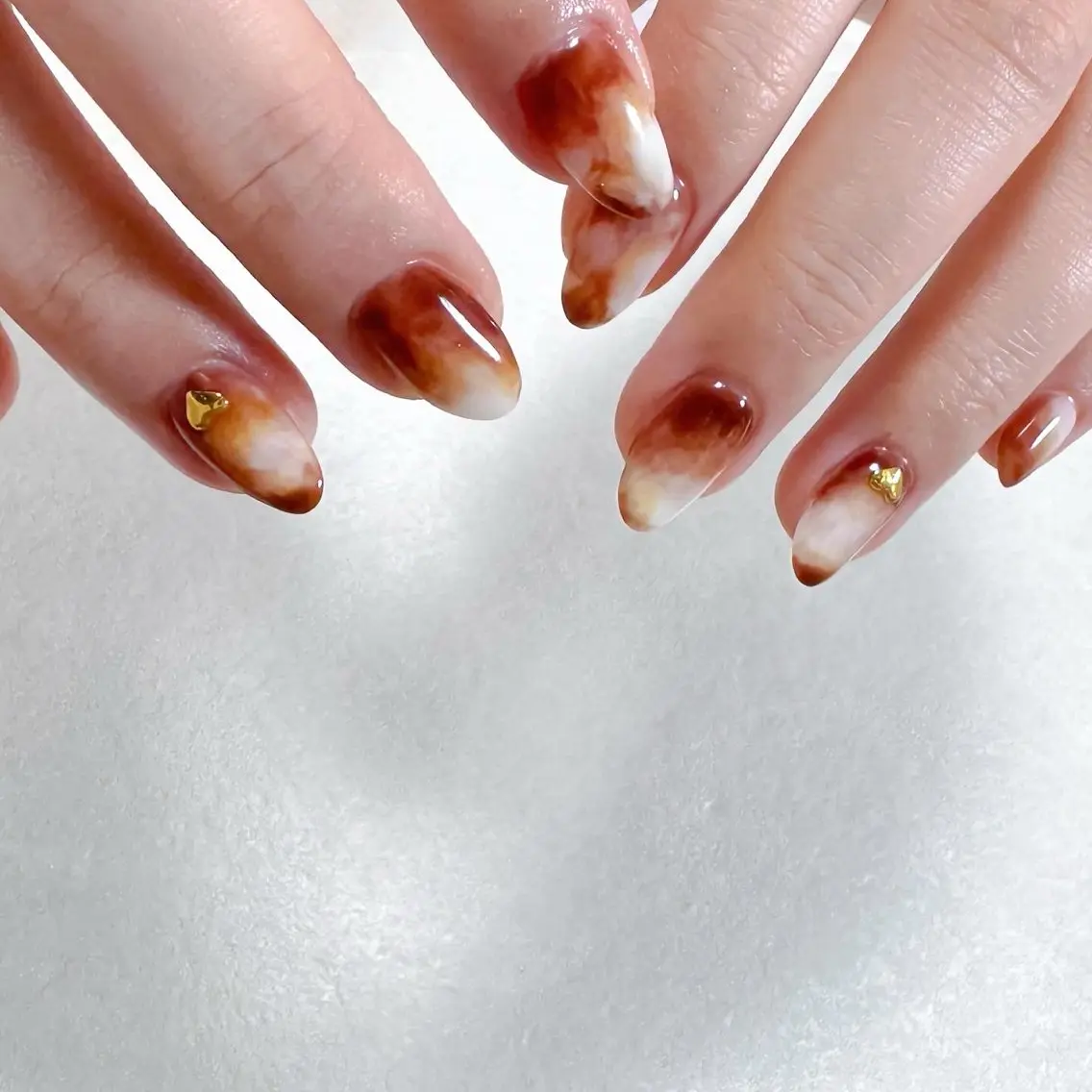ネイル ブラウン ニュアンスネイル ホワイト ハンドネイル pointillé .ayaのネイルデザイン
