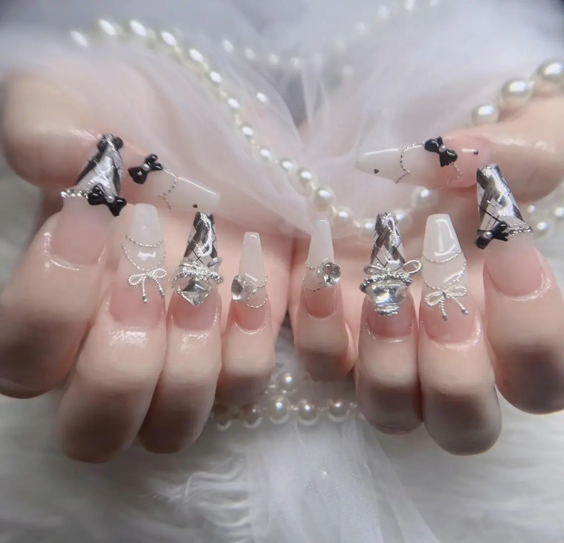 ネイル チークネイル フレンチネイル キラキラネイル 韓国ネイル マグネットネイル ハンドネイル Chibi h.babynailのネイルデザイン