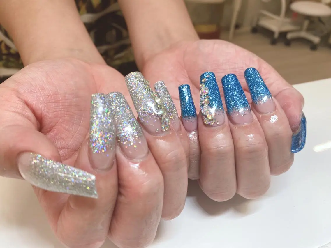 ネイル 長さ出し フットネイル フレンチネイル ジェルネイル キラキラネイル ハンドネイル salon Lilouのネイルデザイン