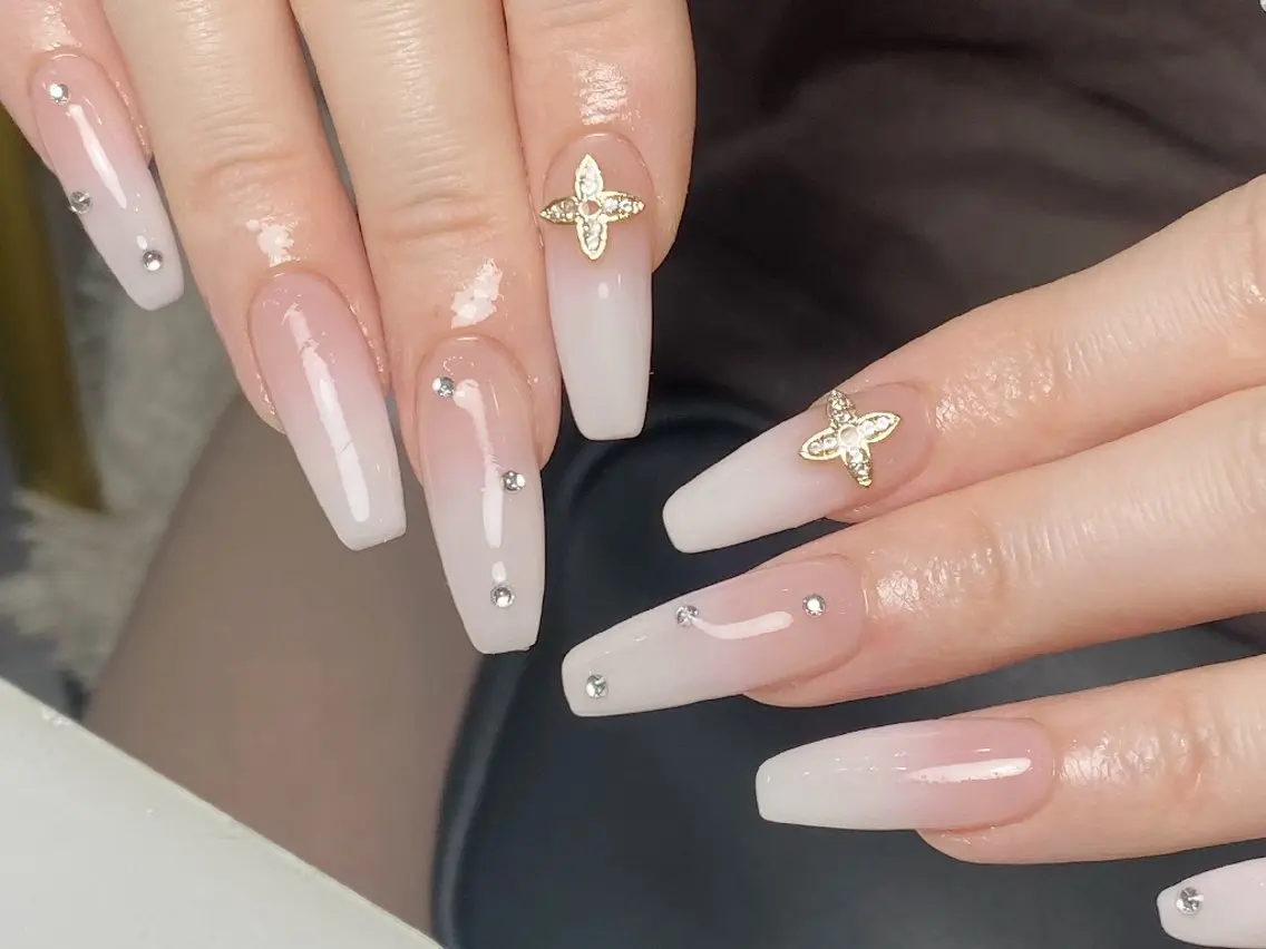 ネイル チークネイル フレンチネイル ジェルネイル ガーリー キラキラネイル ハンドネイル UM Nail Salonのネイルデザイン
