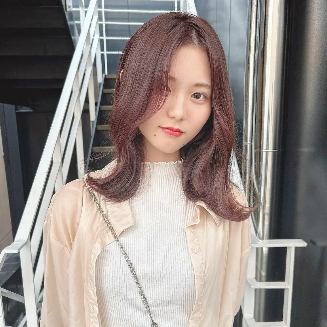 セミロング カラー 韓国🇰🇷レイヤー カットオリーブカラーのヘアスタイル