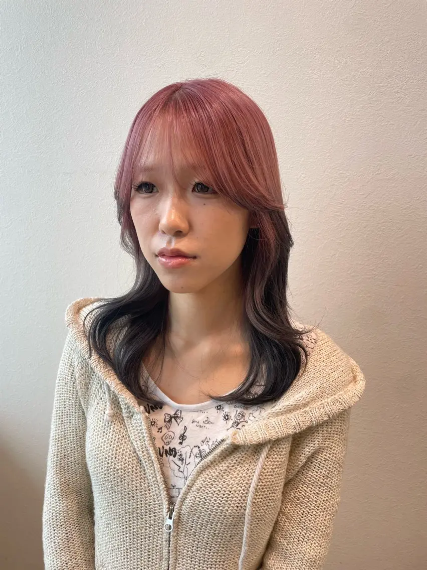 セミロング カラー 黒髪 ピンクカラー SARA古賀店 かすみ🐬🩵のヘアスタイル