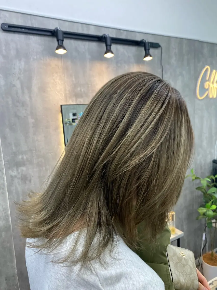 セミロング ハイライト レイヤーカット 1席のみの 美容室IKKIのヘアスタイル