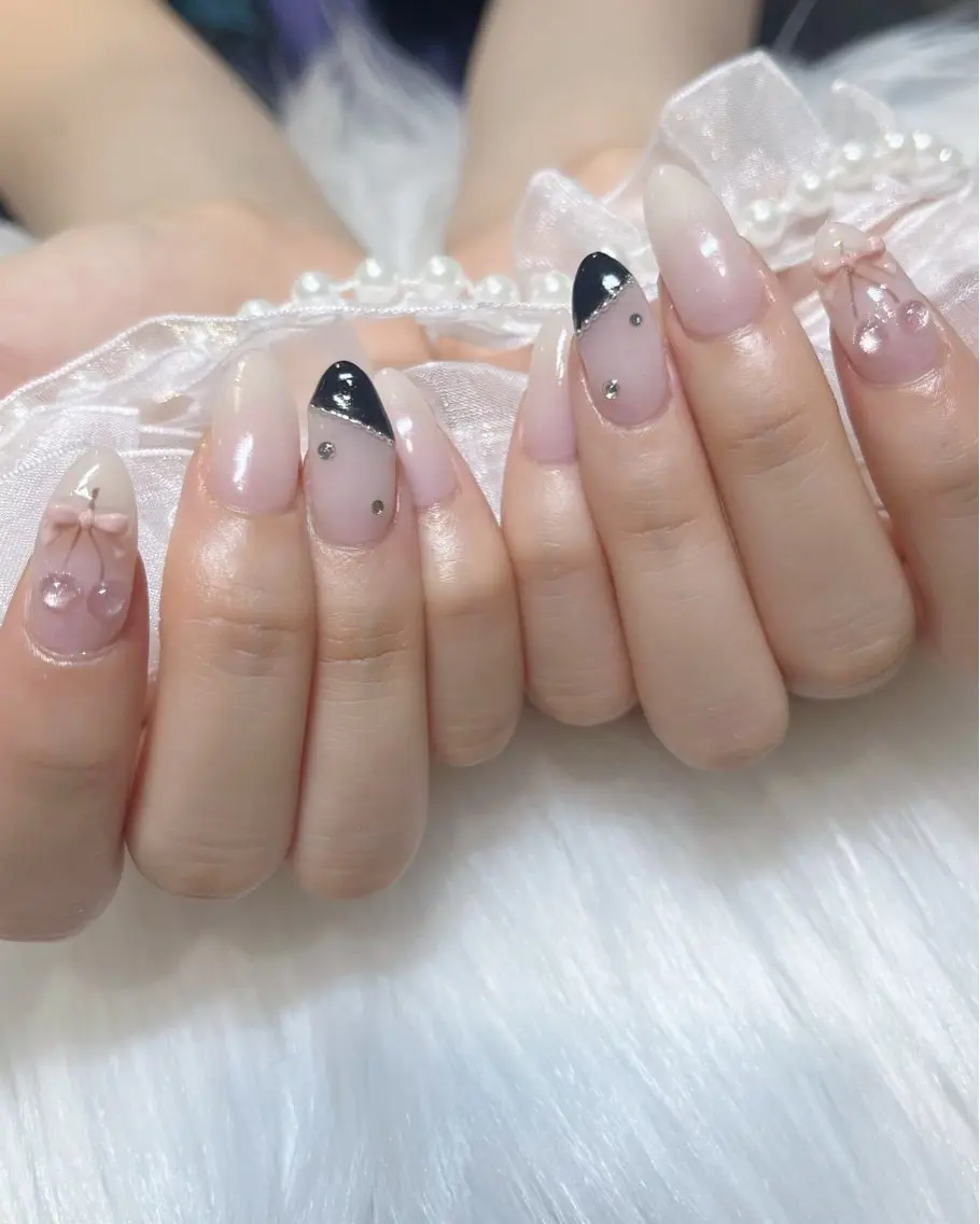 ネイル アートネイル フレンチネイル ガーリー 韓国ネイル 持ち込み KOKONA 🎀のネイルデザイン