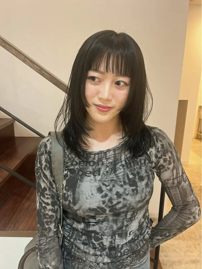 ミディアム レイヤーカット 小顔カット イタヤ マイカのヘアスタイル