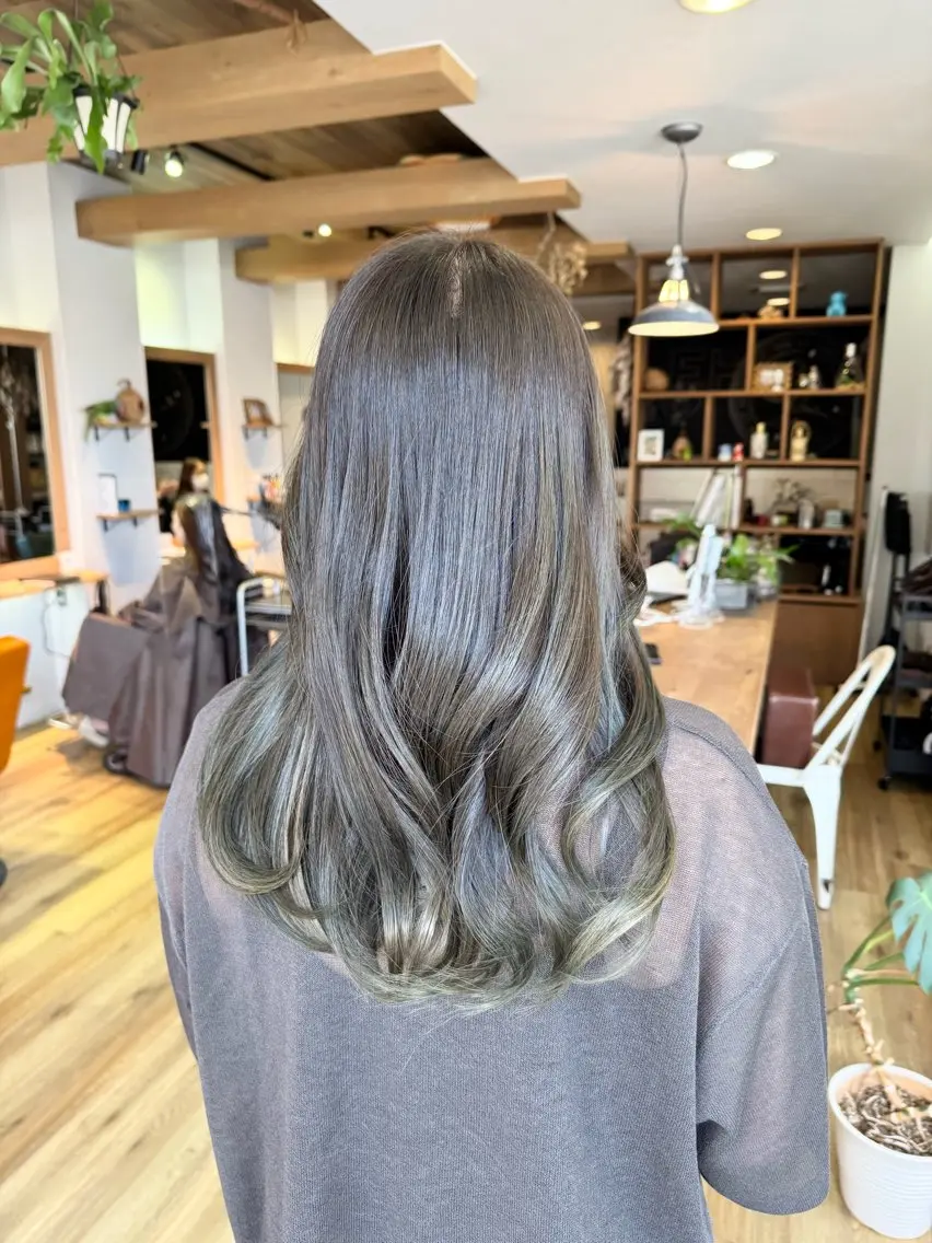 ロング カラー グラデーションカラー グレージュ ヘアカラー トリートメント ツキダテ ユイのヘアスタイル