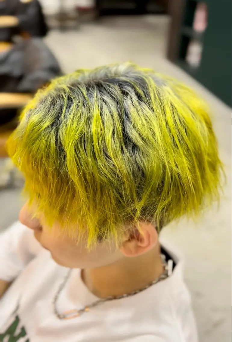 ショート メンズ イエローカラー 山﨑 雅史のヘアスタイル