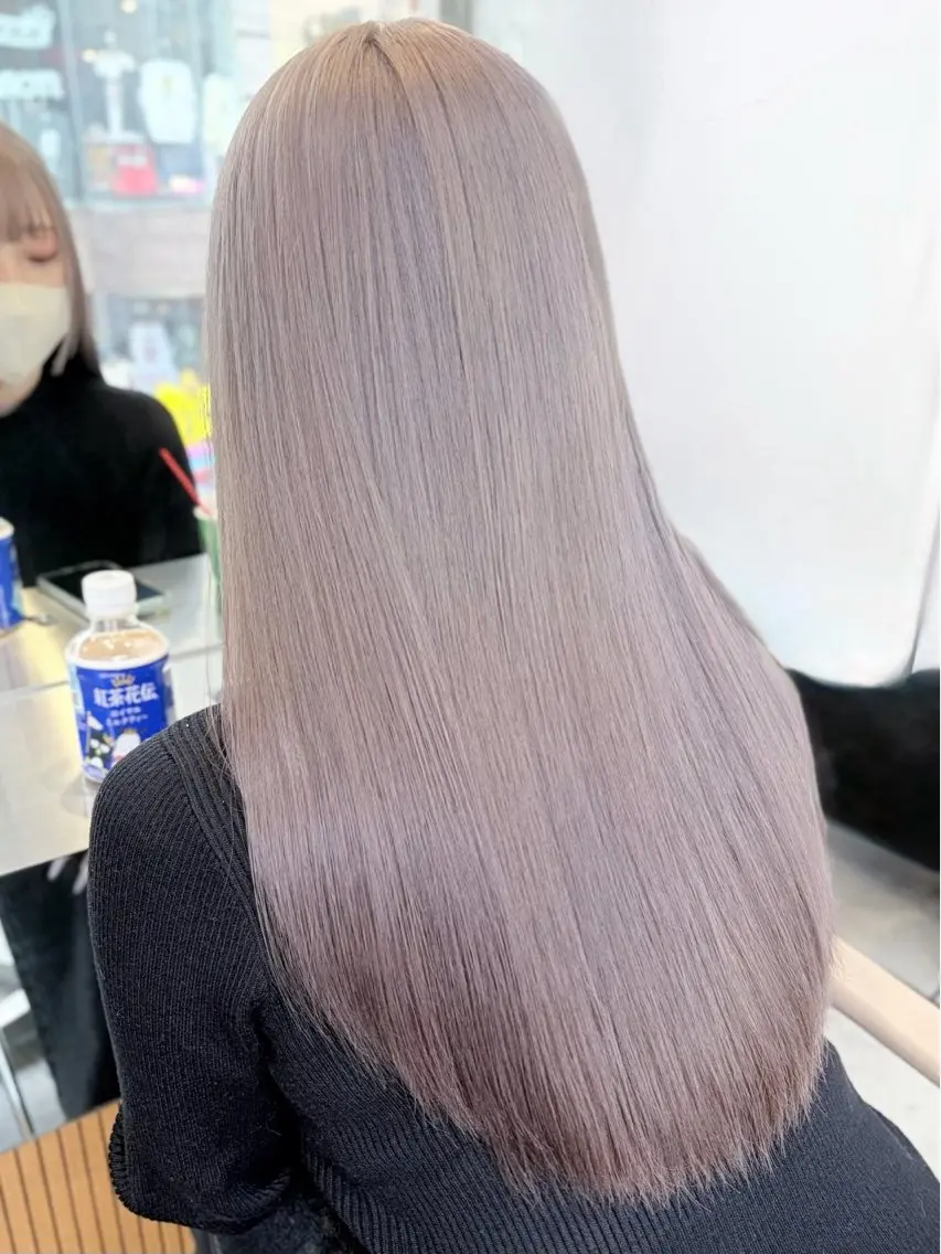 ロング カラー ヘアカラー トリートメント 失敗しないハイトーン ミルクティーベージュのヘアスタイル