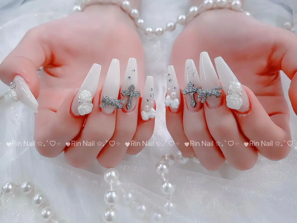 ネイル ブルー フラッシュネイル フラワーネイル ホログラムネイル キラキラネイル ハンドネイル Rin Nail 新大久保店のネイルデザイン