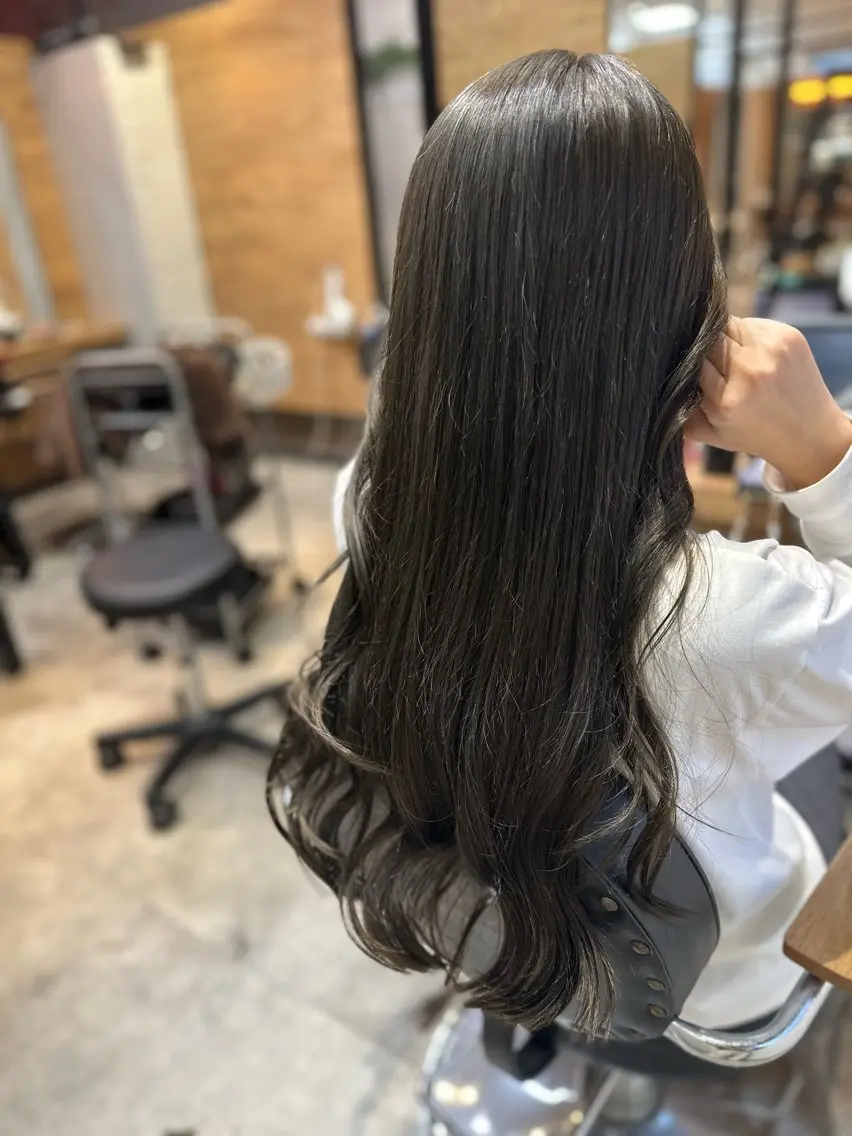 ロング カラー アッシュ カット ヘアカラー トリートメント coupe ciseauxのヘアスタイル
