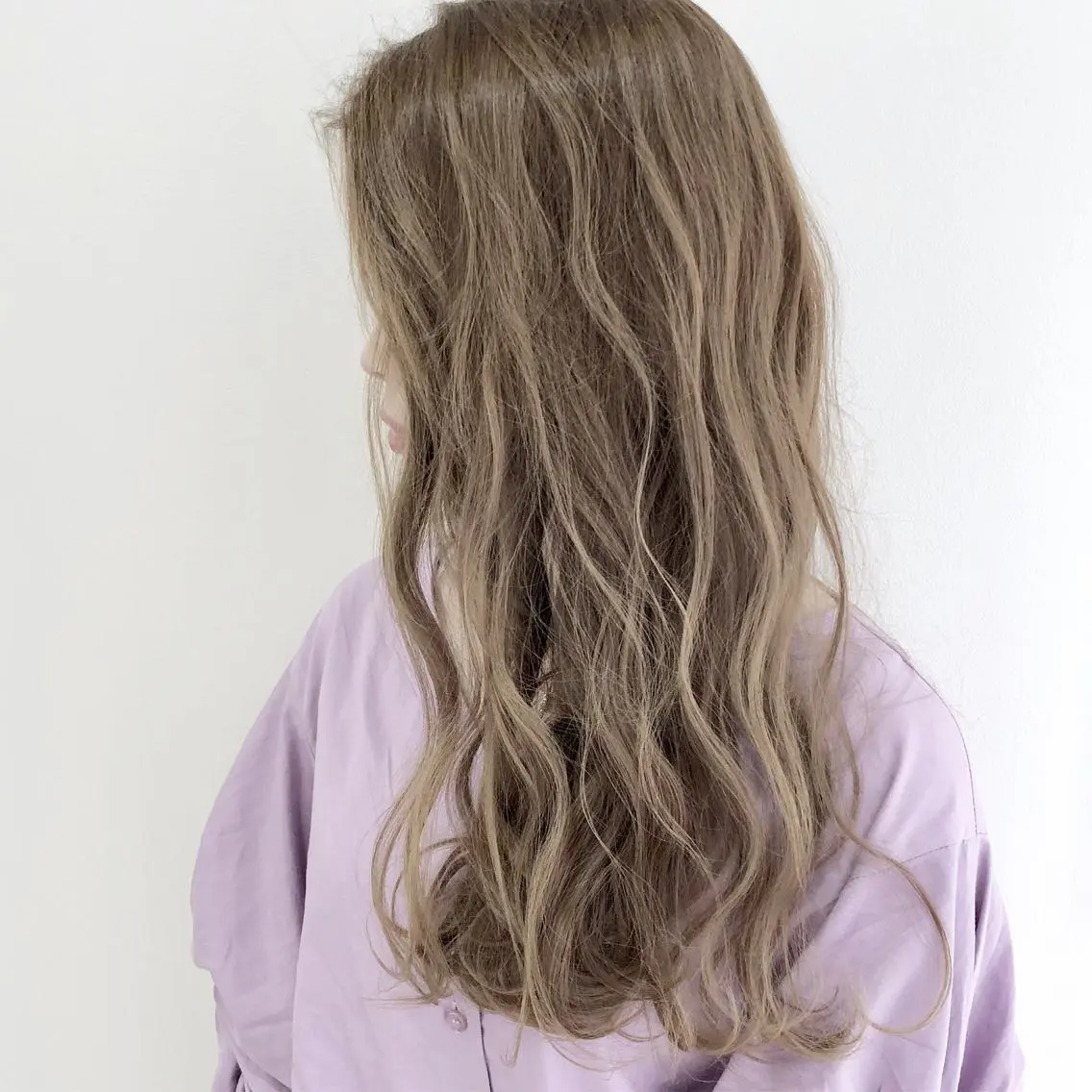 ロング サワダ サトミのヘアスタイル