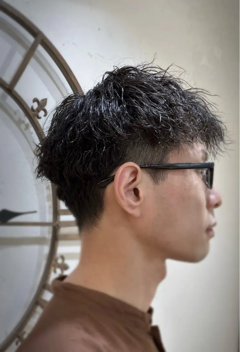 ショート パーマ メンズ メンズブリーチ フェードカット メンズハイライト メンズメッシュ メンズパーマ スパイキー/ ピンパーマ/緑川雄也のヘアスタイル
