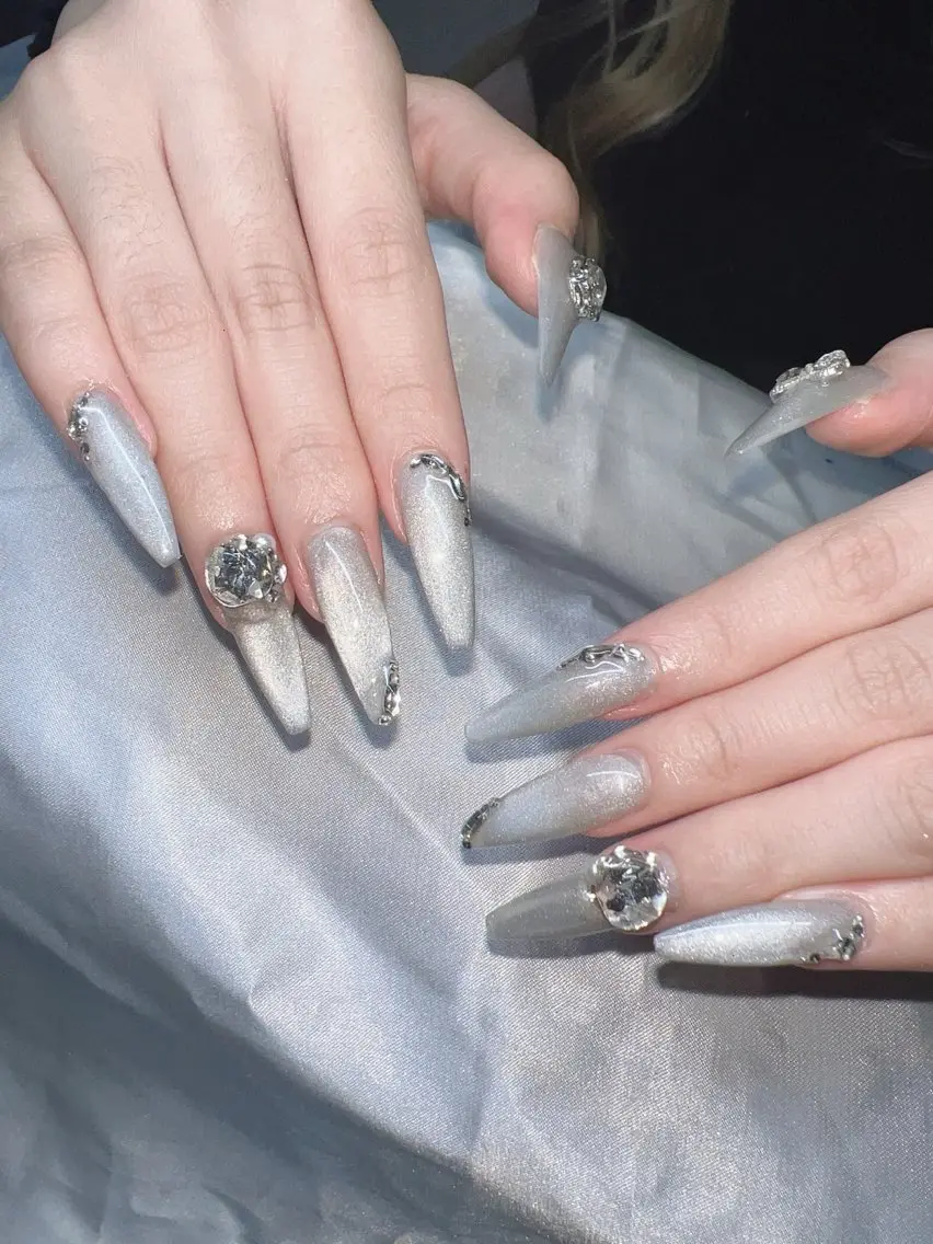 ネイル 長さ出し グラデーション 卒業式 キラキラネイル マグネットネイル Lee Nailsのネイルデザイン