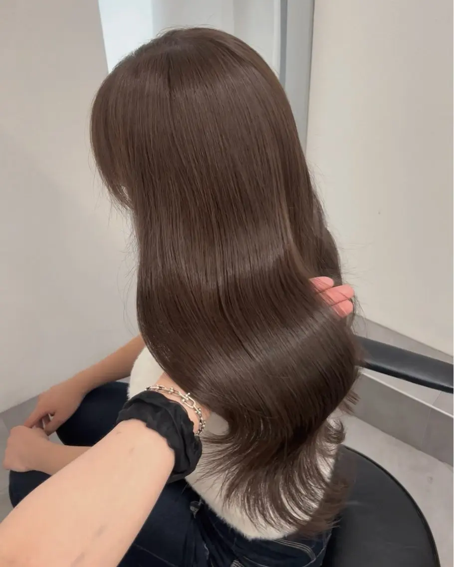 ミディアム カラー パーマ アッシュ アッシュグレー アッシュグレージュ ベージュカラー ブリーチ カット ヘアカラー 縮毛矯正 トリートメント akira｜ 透明感ベージュ｜梅田のヘアスタイル