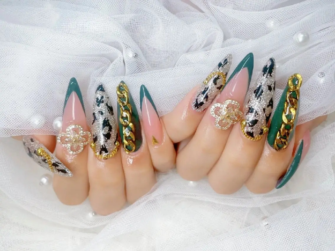 ネイル フラッシュネイル フレンチネイル キラキラネイル ラメ(グリッター) マグネットネイル Chouette Nailのネイルデザイン