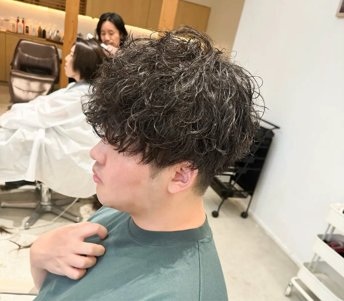ミディアム パーマ メンズ ミディアムパーマ マッシュ メンズパーマ 波巻きパーマ 服部 雄輝のヘアスタイル