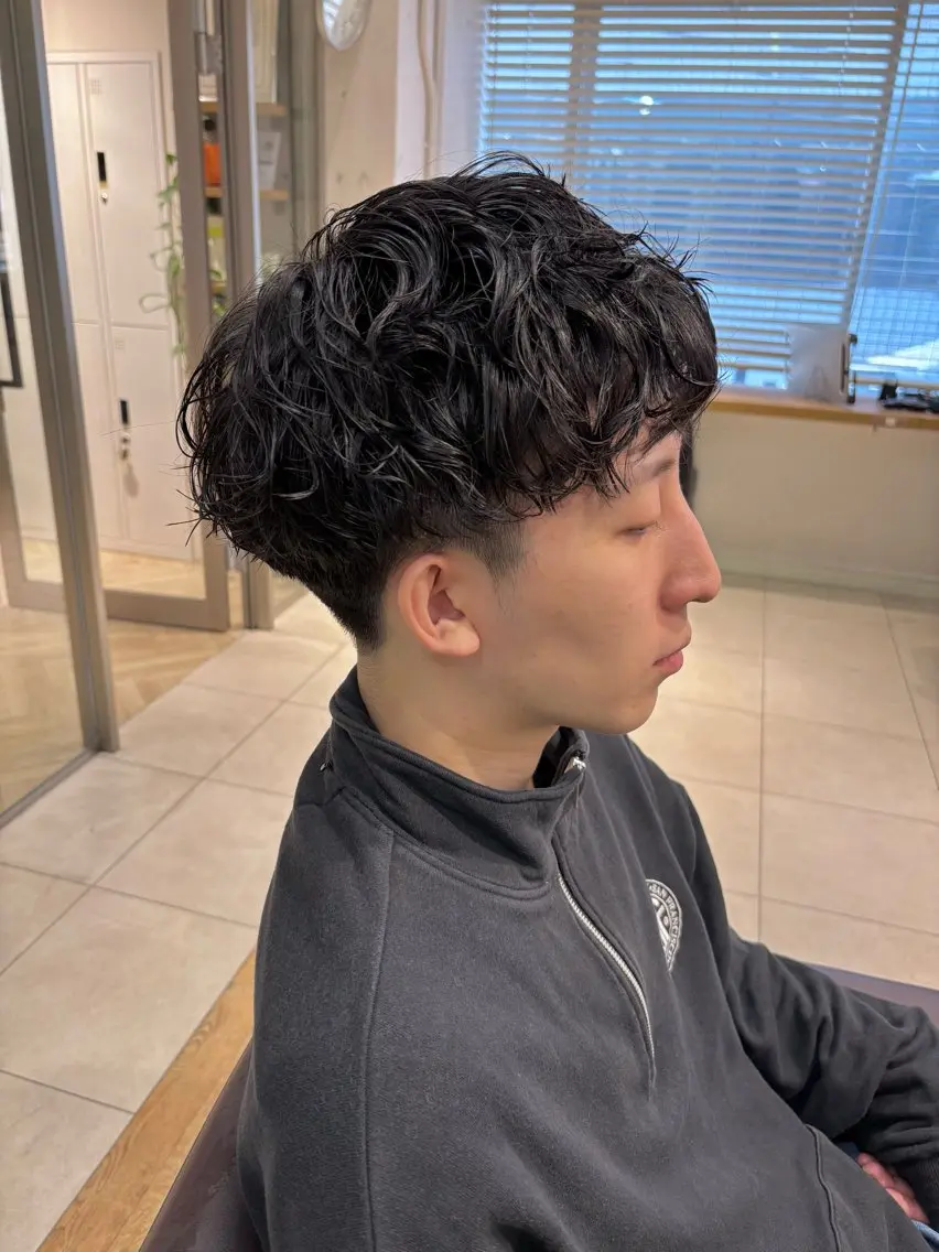 メンズ マッシュ メンズパーマ メンズショート スパイキーショート 刈り上げ カット パーマ サソウ ユリエ🥥のヘアスタイル