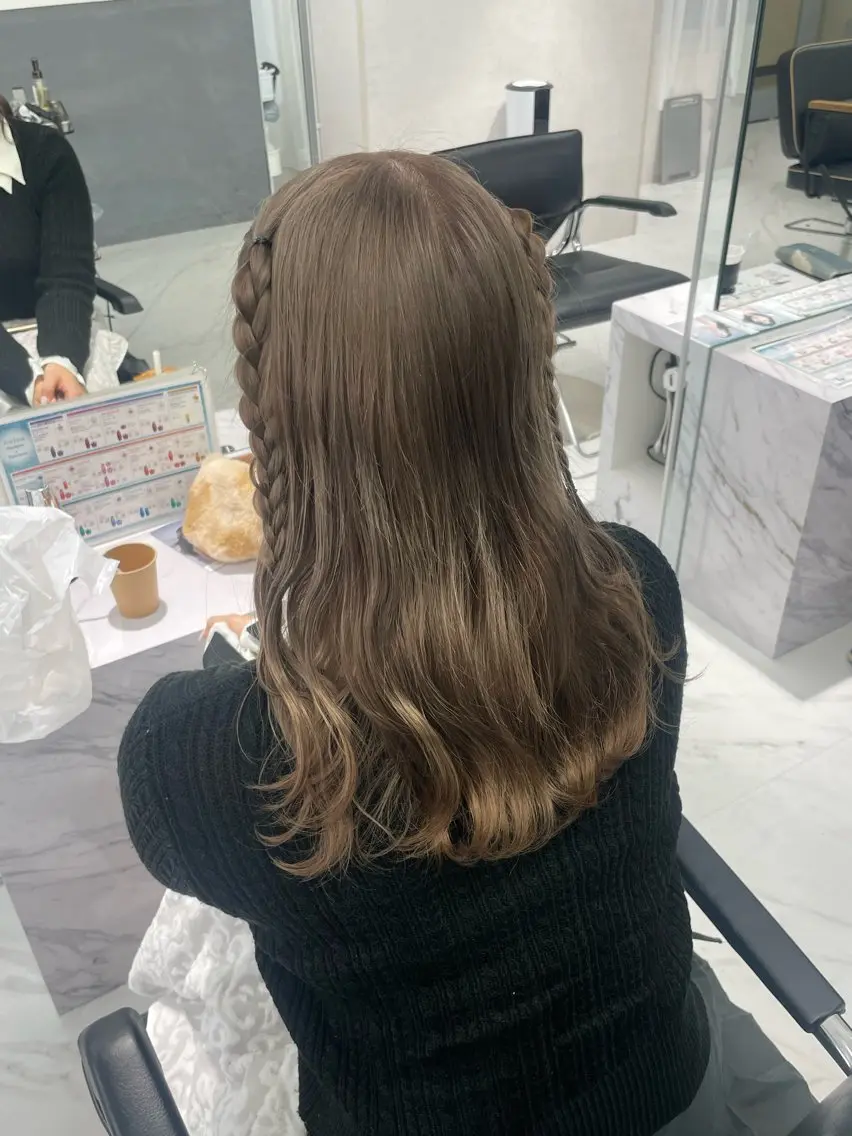 セミロング カラー ヘアアレンジ ベージュカラー ミルクティーベージュ 三つ編み yuzuna ハイトーン 天神のヘアスタイル