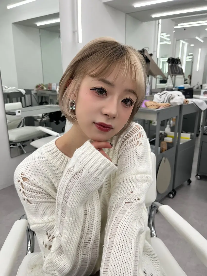 カラー アッシュ ベージュカラー 黒髪 ブリーチ ブルーカラー 盛れる顔周り✨韓国式 レイヤーkanatoのヘアスタイル