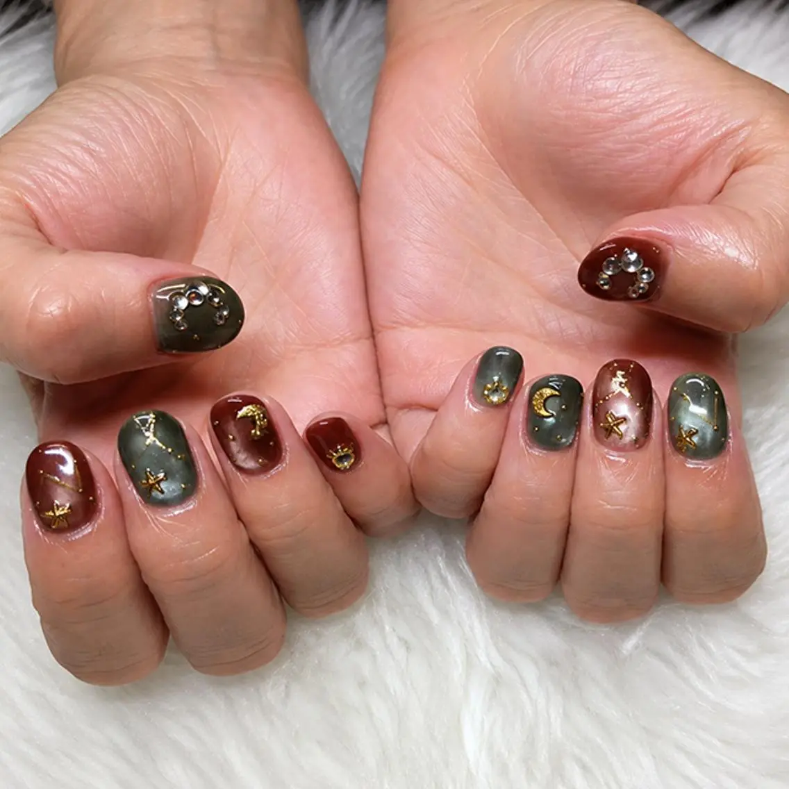 ネイル グリーン 赤色 ハンドネイル K. Airiのネイルデザイン