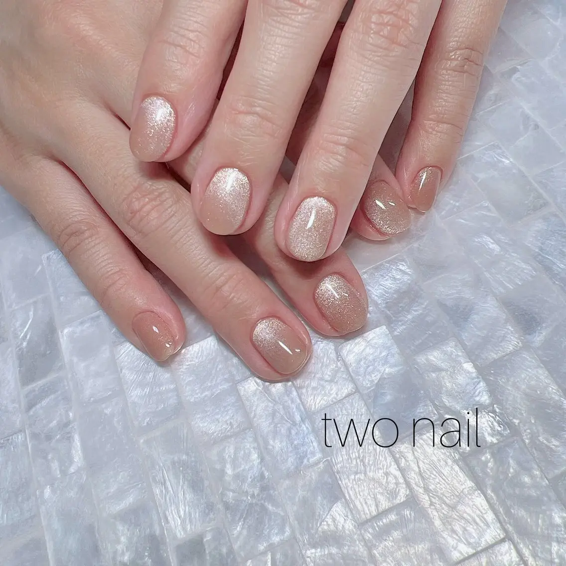 ネイル ブラウン キラキラネイル マグネットネイル ネイルチップ ホワイト ハンドネイル two nailのネイルデザイン
