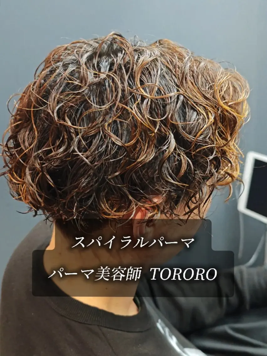 ミディアム パーマ メンズ ミディアムパーマ メンズブリーチ フェザーパーマ メンズハイライト メンズパーマ カット パーマ 怪我の為1ヶ月程 お休みします🙇のヘアスタイル